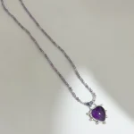 Collar artesanal violeta con amatista natural y colgante corazón en plata 950 Chile