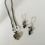 Collar artesanal con colgante corazón de pirita natural y turmalina negra en plata 950 - Pilar Segura Orfebre