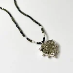 Collar artesanal único con corazón de pirita, turmalina negra natural y terminaciones plata 950 Chile