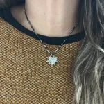 Colgante corazón artesanal con pirita natural engarzada en plata 950 y collar de turmalina negra Chile