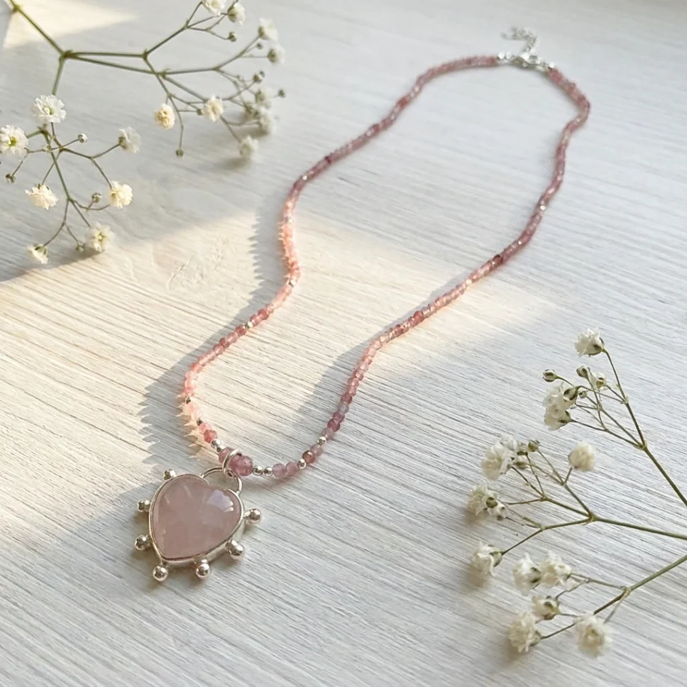 Collar Corazón Armonía con cuarzo rosa natural y plata 950 hecho a mano - Pilar Segura Orfebre Chile