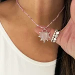 Collar artesanal con cuarzo rosa natural en forma de corazón calado en plata 950 - Pilar Segura Orfebre