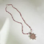 Joya artesanal con corazón de cuarzo rosa único natural y cadena de cuarzos rosas plata 950 Chile