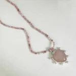 Collar artesanal romántico con cuarzo rosa natural y colgante corazón en plata 950 Chile