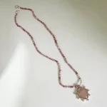 Collar con piedra natural cuarzo rosa en forma de corazón, plata 950 calada a mano Pilar Segura