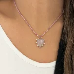 Collar artesanal ligero y elegante con corazón de cuarzo rosa natural y terminaciones plata 950 Chile