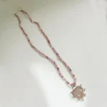 Joya artesanal femenina con cuarzo rosa natural en corazón de plata 950 hecha a mano Chile