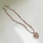 Collar artesanal único con colgante corazón de cuarzo rosa y cadena de cuarzos rosas plata 950 Chile