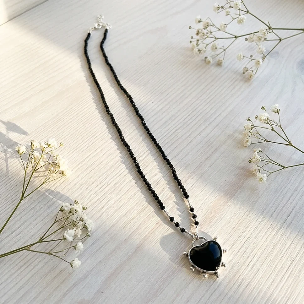 Collar Corazón Ónix con piedra natural negra y plata 950 hecho a mano - Pilar Segura Orfebre Chile