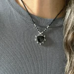 Joya artesanal con corazón de ónix negro natural y cadena de ónix facetados plata 950 Chile