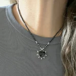 Collar artesanal negro elegante con ónix natural y colgante corazón en plata 950 Chile