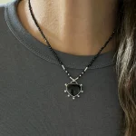 Collar con piedra natural ónix en forma de corazón plata 950 calada a mano Pilar Segura Orfebre