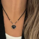 Collar artesanal ligero y elegante con corazón de ónix negro natural y terminaciones plata 950 Chile