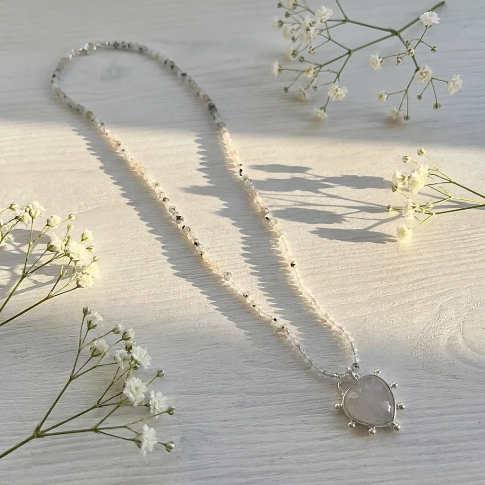 Collar Corazón Claridad con cuarzo y piedra luna naturales en plata 950 - Pilar Segura Orfebre Chile
