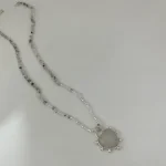 Collar artesanal con cuarzo natural en forma de corazón calado en plata 950 y piedras lunas - Pilar Segura Orfebre