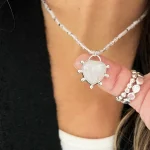 Joya artesanal con corazón de cuarzo natural y cadena de piedras lunas facetadas plata 950 Chile