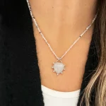 Collar artesanal blanco luminoso con cuarzo y piedra luna natural, colgante corazón plata 950 Chile
