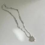 Joya artesanal femenina con cuarzo y piedra luna natural en corazón de plata 950 hecha a mano Chile