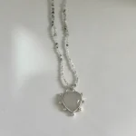Collar artesanal único con colgante corazón de cuarzo y cadena de piedras lunas naturales plata 950