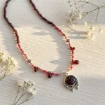 Collar con granate natural