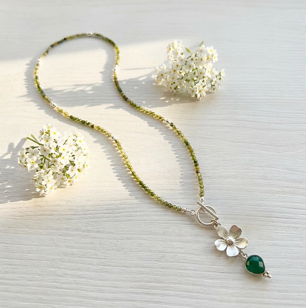 Collar Inspirado en la Naturaleza joyería artesanal con peridoto y circones