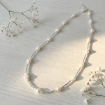 collar de perlas naturales con diseño simple y sofisticado