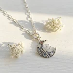Colgante luna con libélula en plata 950 y cristales Swarovski