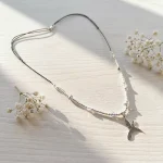 Collar simbólico de colibrí en vuelo con diseño artesanal