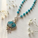 Colgante con flor de plata y piedra apatita azul