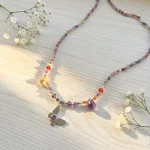 Collar mariposa Isabela con piedras naturales y cristales hecho a mano