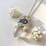 Talismán místico con piedras