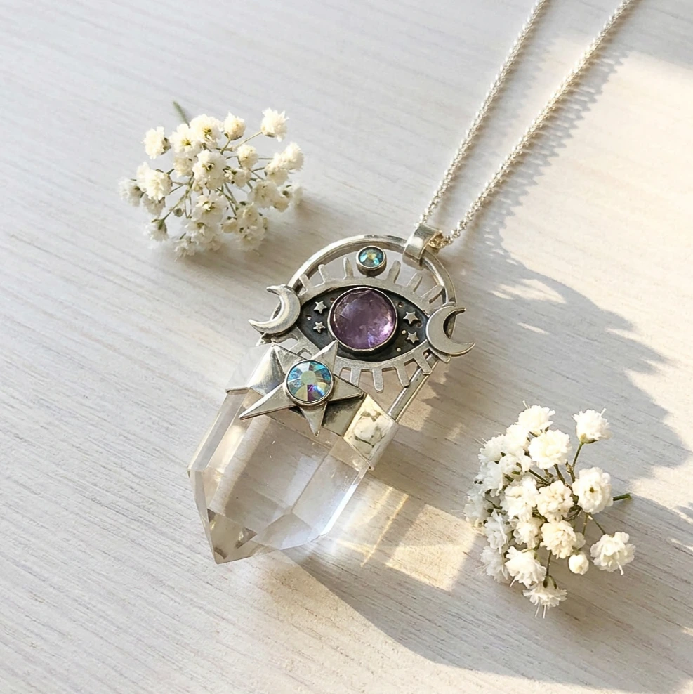 Talismán místico con piedras