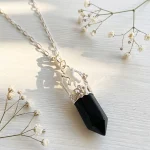 colgante con flores hojas y ónix