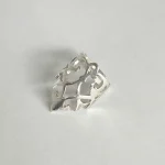 Ear cuff artesanal Althea en plata 950 calada a mano, cómodo y ligero - Pilar Segura Orfebre Chile