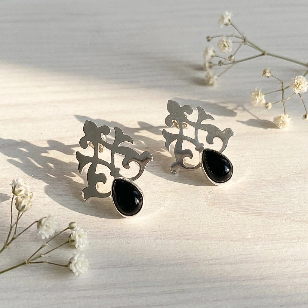 Aros Althea con ónix negro natural y arabescos calados a mano en plata 950 Chile Pilar Segura
