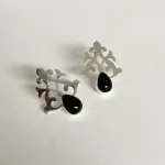 Aros de plata 950 con calado artesanal y ónix natural negro en gota, ligeros y cómodos - Pilar Segura