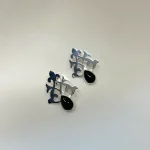 Aros de plata 950 con diseño calado único y ónix negro natural hecho a mano Chile