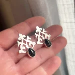 Aros Althea artesanales con ónix negro y plata 950 calada a mano - Pilar Segura Orfebre Chile