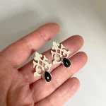 Aros únicos artesanales con calado arabesco en plata 950 y ónix negro natural gota Chile