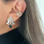 Aros artesanales con ónix negro natural y diseño calado arabesco en plata 950 - Pilar Segura Orfebre