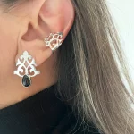 Aros Althea con ónix natural negro engarzado en plata 950 calada a mano Chile
