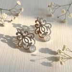 Aros de plata 950 con diseño calado único y piedra luna natural hecho a mano Chile