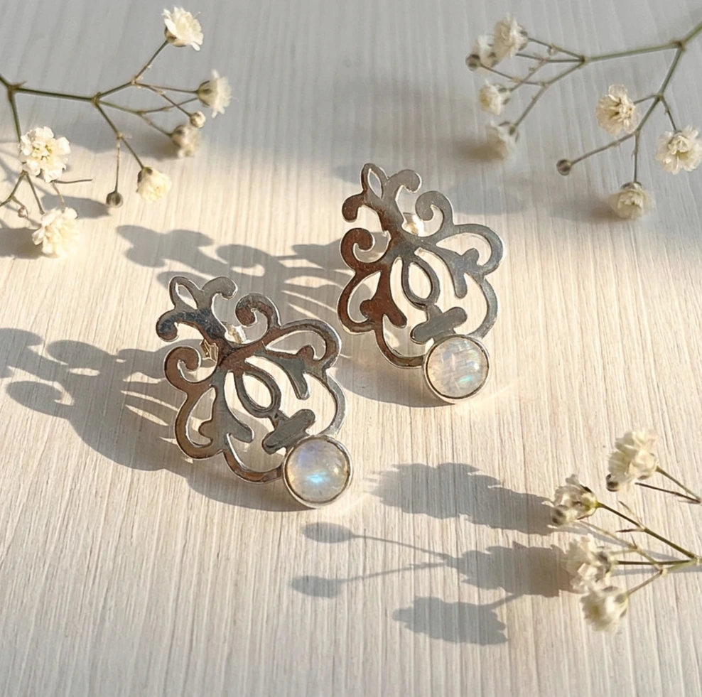 Aros de plata 950 con diseño calado único y piedra luna natural hecho a mano Chile