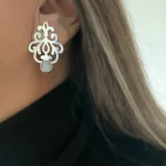 Aros Évora artesanales con piedra luna y plata 950 calada a mano - Pilar Segura Orfebre Chile