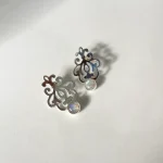 Joya artesanal femenina aros con piedra luna natural en plata 950 calada - Pilar Segura Orfebre