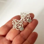 Aros artesanales con piedra luna natural y diseño calado en plata 950 - Pilar Segura Orfebre Chile