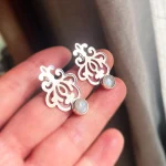 Aros de plata 950 con calado artesanal y piedra luna natural, ligeros y cómodos - Pilar Segura Orfebre