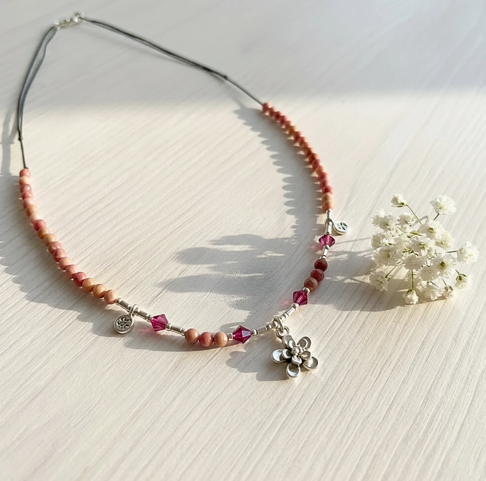 Joya con turmalinas y dije floral en hilo ajustable