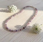 Collar elegante con amatista natural y diseño artesanal