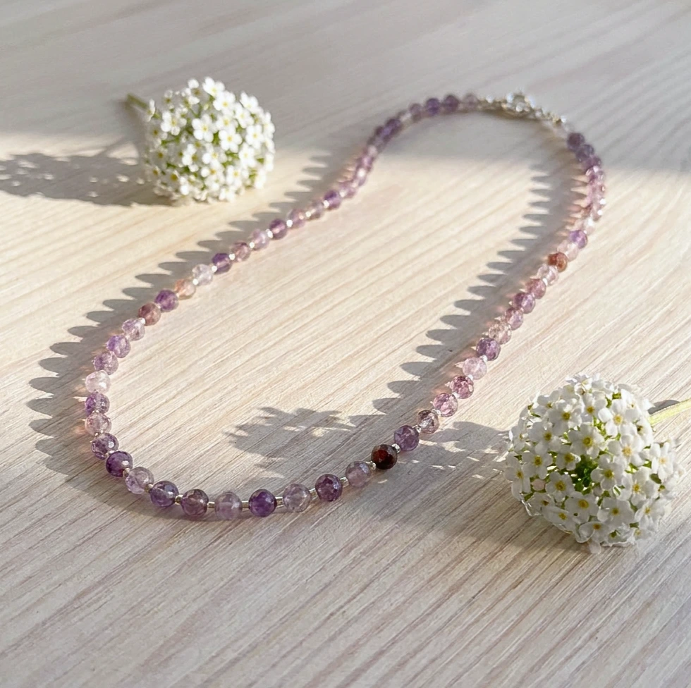 Collar elegante con amatista natural y diseño artesanal